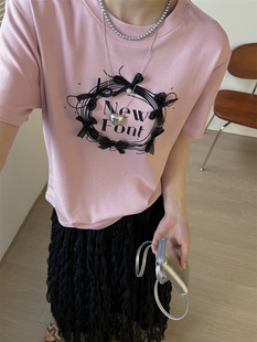 印花字母蝴蝶结装饰粉红色圆领，短袖t恤2024时尚减龄百搭上衣
