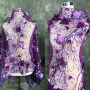 紫色手工钉珠亮片绣花布料，高端礼服装，立体雪纺花朵背景蕾丝布面料