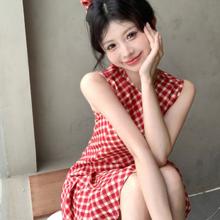 韩系学院风红色格子背心连衣裙，女2024夏季小个子甜美减龄收腰短裙
