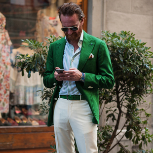 2024春季男士两粒单排扣亚麻棉混纺深绿色西装外套戗驳领时尚都市