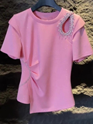 重工镶钻粉色短袖t恤女夏季不规则镂空露肩体恤别致收腰显瘦上衣