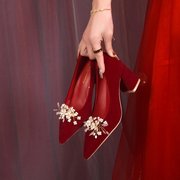 红色中式秀禾婚鞋女2024尖头浅口低跟单鞋粗跟不累脚高跟鞋女