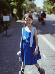 史豌豆(史豌豆)童装女童蓝色，不对称肩带连衣裙2024夏装洋气儿童吊带裙