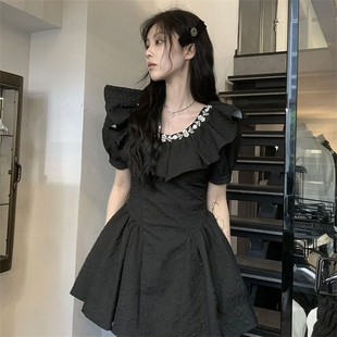 法式名媛气质泡泡袖黑色连衣裙女装，夏季设计感收腰显瘦蓬蓬短裙子