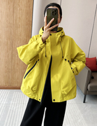 c2869时尚巴黎的老店哇巨洋气亮色，柠檬黄短款连帽冲锋衣外套