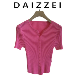daizzei~红色短袖针织t恤女2023夏坑条纹，单排扣开衫修身上衣