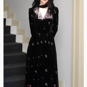 今年流行复古优雅领黑色丝绒刺绣连衣裙，2024气质内搭长裙