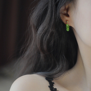 高级感绿色猫眼石耳环，2024春季小众，设计复古风耳钉女耳饰