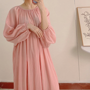 秋季孕妇装圆领褶皱连衣裙，粉色宽松显瘦慵懒风，设计感孕期裙子秋款