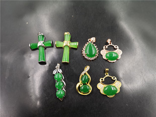 四海玉器真空电镀镶嵌翠绿色，玛瑙玉宝宝锁吊坠，阳绿色玉石十字架