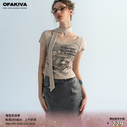 Ofakiva “虚实影像”印花卡其色T恤女修身短上衣配丝巾