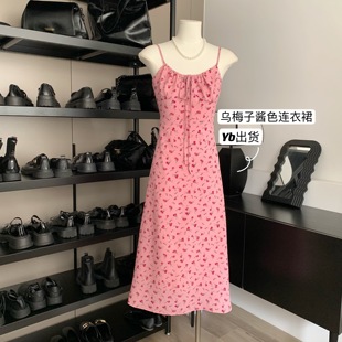邱肉瑶2023夏季粉色玫瑰碎花，吊带连衣裙女装，收腰短袖连衣裙