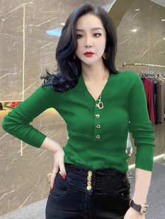欧货设计感v领打底衫女春秋内搭修身绿色，上衣洋气性感针织衫毛衣