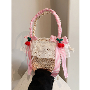 森系田园风草编小包包小众设计珍珠斜挎粉色蝴蝶结可爱编织水桶包