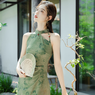新中式青绿色改良挂脖旗袍连衣裙，女2024夏季设计感小心机无袖长裙