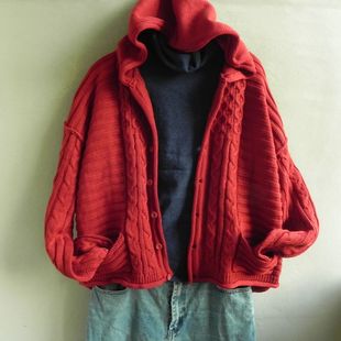 精致纯棉线短款宽松连帽毛衣，厚实红色黑色，毛衣外套前短后长