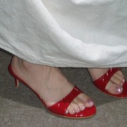 红色漆皮一字露趾凉鞋女2024夏百搭气质高跟鞋优雅中跟凉拖鞋