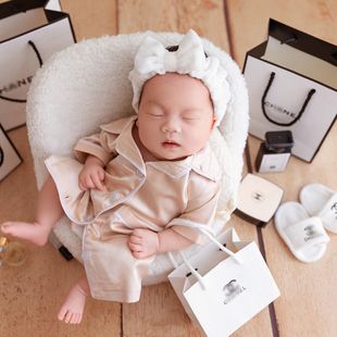 新生儿满月百天儿童拍照摄影慵懒风睡衣，丝巾拖鞋发箍香水主题道具