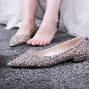 新娘红色婚鞋金色女平底2024配婚纱的鞋子，水晶结大轻奢0901y