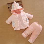 0一1岁半女宝宝秋冬装分体，款婴儿衣服外套加厚夹棉服，袄三件套装季