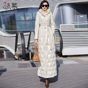 今年流行米白色羽绒服女冬长款2023年时尚洋气过膝白鸭绒外套