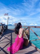 马尔代夫海边旅行度假沙滩，裙超仙气质玫红色，大露背长款吊带连衣裙
