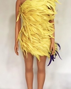 黄色连衣裙斜肩短礼服，裙立体羽毛，撞色设计包臀欧美外贸女装