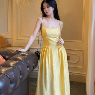 自在小个子多巴胺法式度假露背黄色，吊带连衣裙2024夏气质(夏气质)甜美长裙