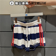 阿迪达斯三叶草女子夏季运动裤蓝白不规则条纹热裤短裤HL6559