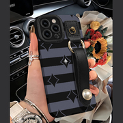 欧美风星星条纹珍珠手腕带适用苹果15ProMax手机壳IPhone1413创意奢华12女款11高级感XR全包保护套软情侣