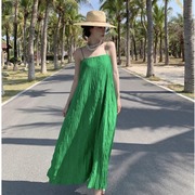 复古绿色风琴褶吊带连衣裙，黑色宽松显瘦三亚度假旅行沙滩裙长裙夏