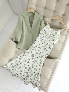 香系~一套爱了~高级感气质绿色，休闲西装外套雪纺碎花吊带裙套装女