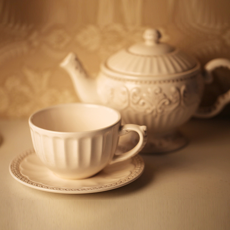 白色浮雕卷草陶瓷茶具...