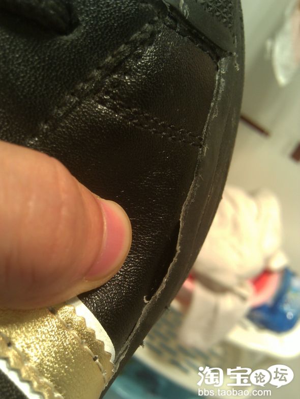 阿迪达斯鞋当天脱胶、褪色,标签掉|人人315