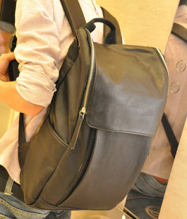  秋季特价韩版男式女式旅行背包双肩背包个性双肩包黑色带电脑夹层