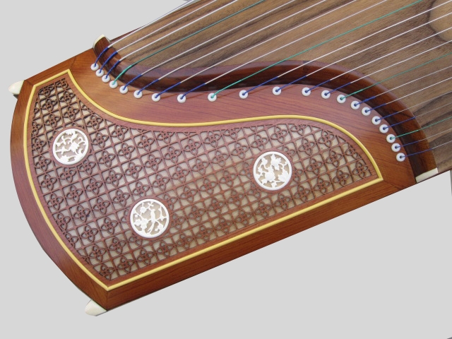 扬州古筝正品厂家批发直销 红木嵌骨窗花高档古筝 全配江浙沪包邮|msdalam kategori Alat muzik/Guitar/Piano/Fitting, National Instruments, instrumen dipetik etnik, sitar - dari Buy2taobao.com untuk memberikan perkhidmatan ejen Taobao profesional membeli