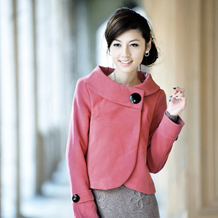 买了一条玫红色<em>呢子短裤</em>.不知道搭什么穿好.大