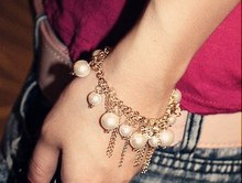 CHANEL brazalete de perlas borla