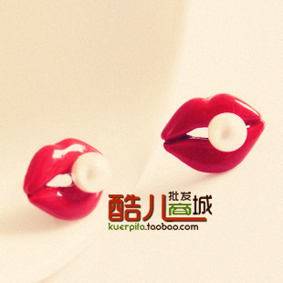  E2026 酷儿饰品厂批发 韩版饰品 嘴唇镶嵌珍珠可爱耳钉 耳饰