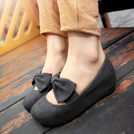 百搭防水台坡跟单鞋...