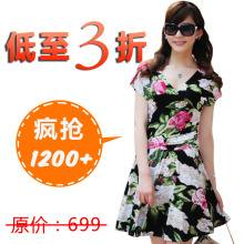2011夏装新款春装韩版大码女装短裙包臀印花修身V领碎花连衣裙子 ￥258.00 元