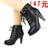 2011冬新款正品华耐 高跟牛皮纹短靴马丁靴女靴子<span class=H>达芙妮</span>款机车靴