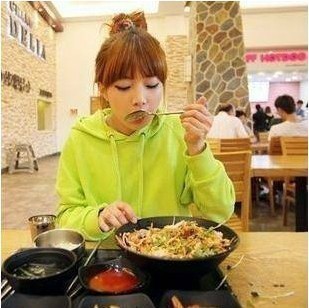 女士短款纯绿色卫衣,带帽子,帽子上有小球球。