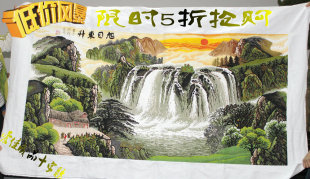 青山绿松间配上了瀑布流水,不仅给画面增添了灵韵和动感,更表现了一种财源滚滚,源远流长的吉祥意义。