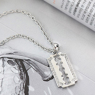  韩国进口饰品.韩国正品代购.新款个性镶边亮钻刀片项链 中性男款