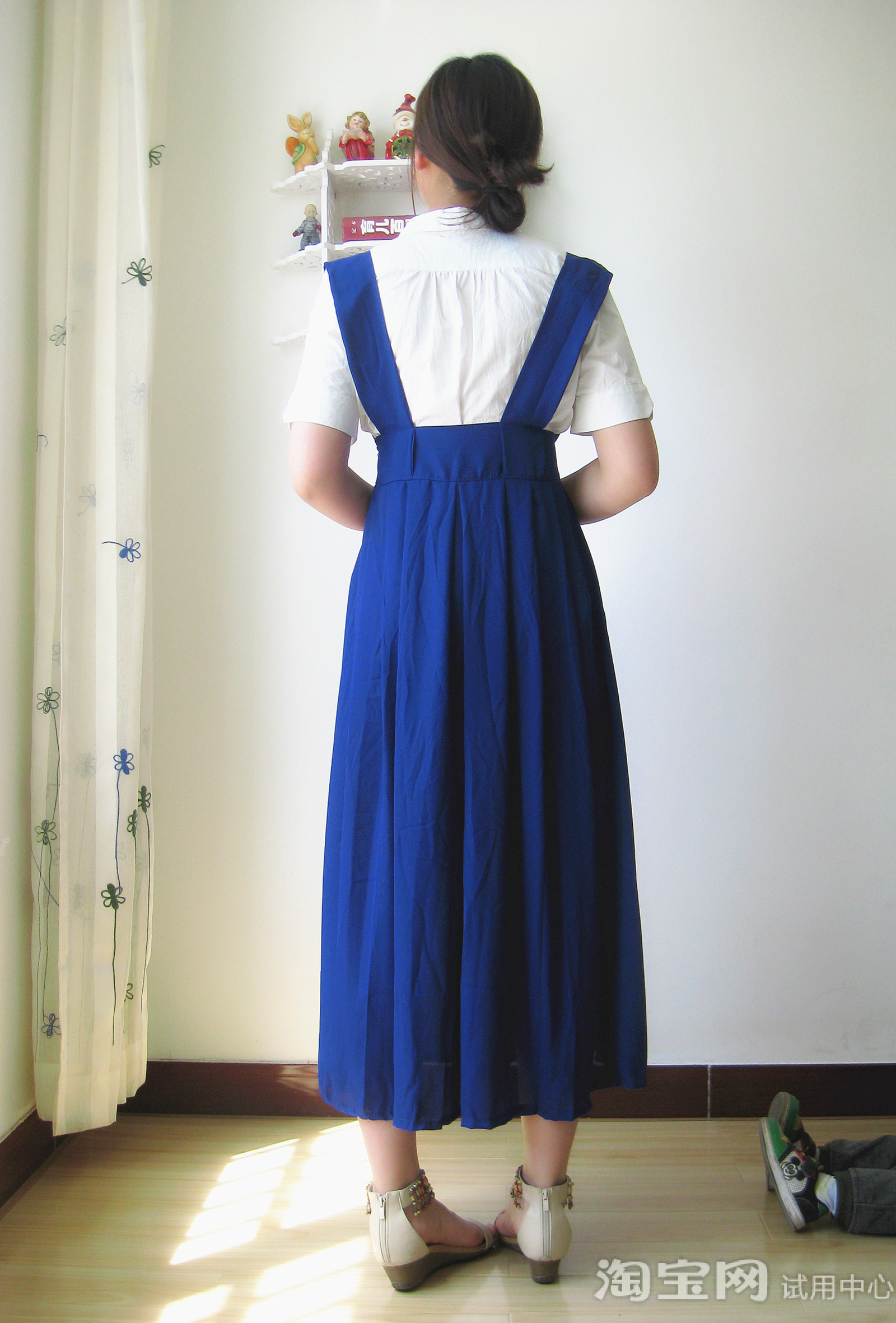 背带裙款式很像校服,蓝色小清新,很有文艺范!