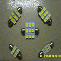 监拍摩托男闯红灯一头撞上闯黄灯货车 当场毙