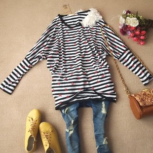 有一个T恤,在我们商场里看到的,是大朵的牡丹