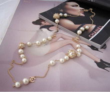 Flash mostrador con una hermosa sección de taladro pequeño Hong K Golden Pack collar largo de perlas perlas de fuego chapado en oro K