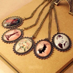 宫廷图案兔子毛衣链...